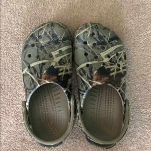 camo crocs!